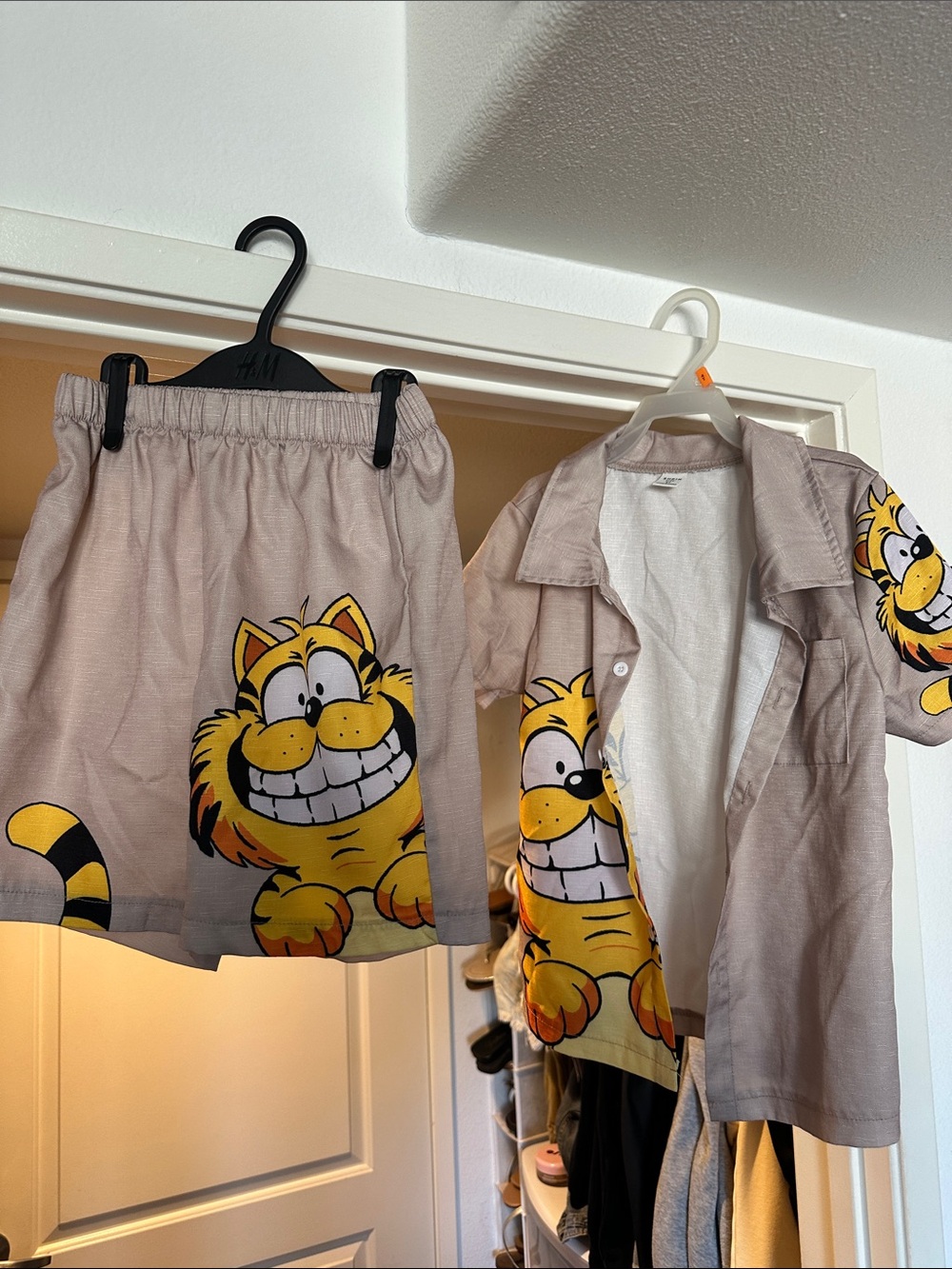 SHEIN Beige Cartoon Cat Kids Matching Set
